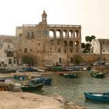 Accanto alla localit� di San Giovanni c�� poi San Vito, piccolo e antico borgo marinaro animato da soli cinquanta residenti che durante i mesi estivi viene per� invaso dai turisti. Qui a regnare � l�imponente abbazia benedettina, adagiata ai piedi del pittoresco porticciolo punteggiato dai tanti e colorati �gozzi�